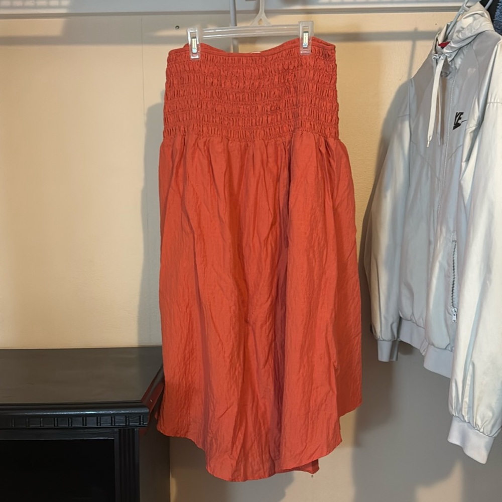 Mid to long skirt